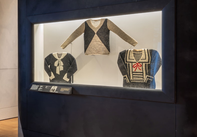 Schiaparelli's trompe l'oeil bow-knot sweater 