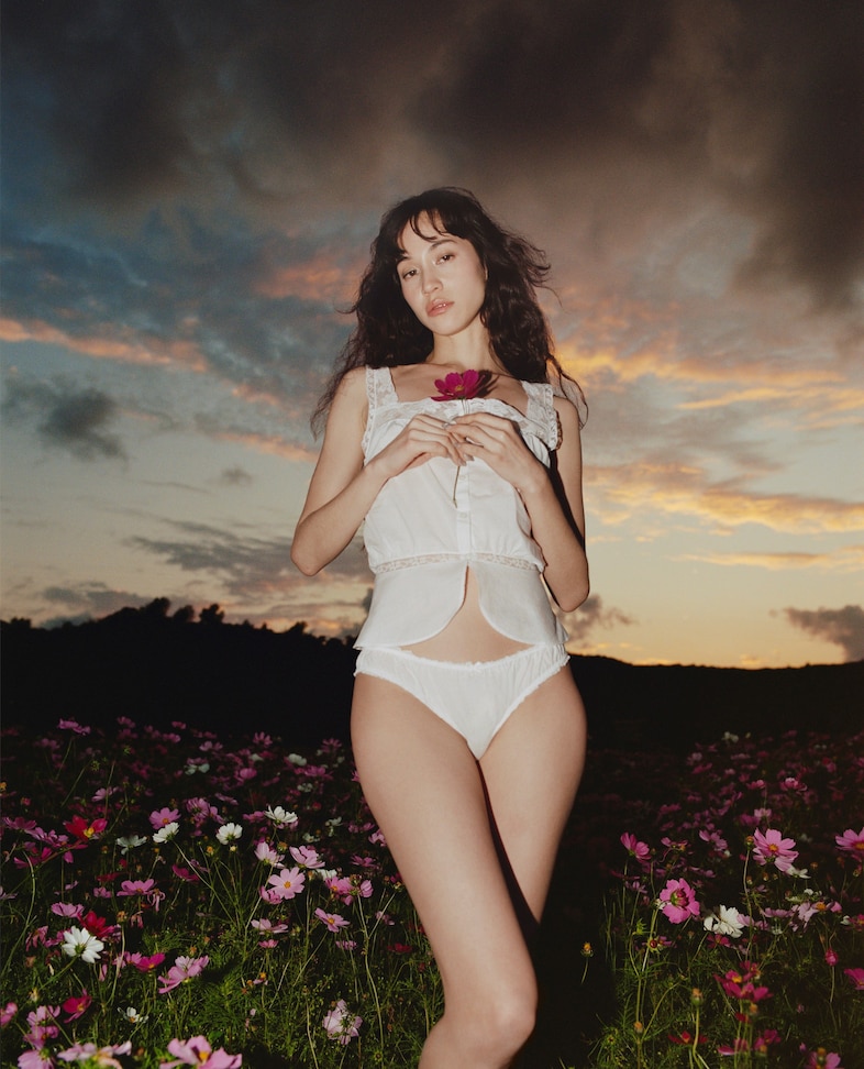 COUCOU_SPRINGCAMPAIGN26_VOILE_FLEURTOP-WHITE_07 1