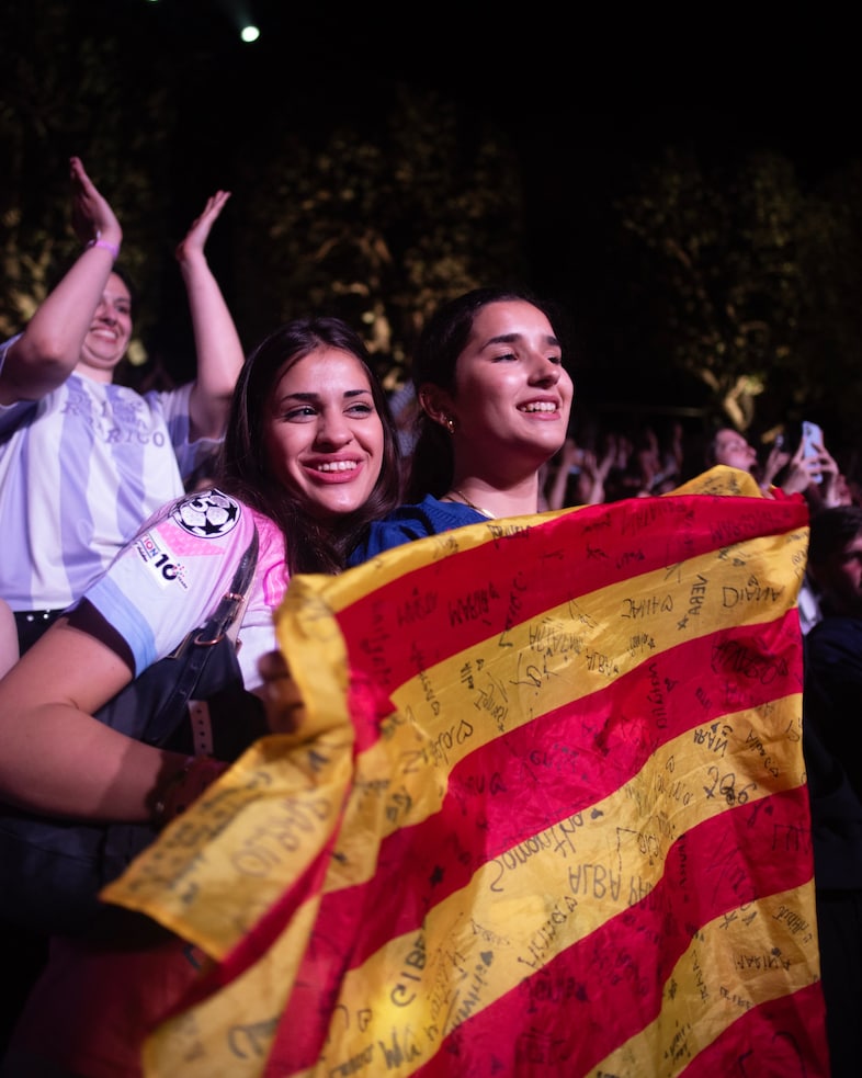 Olivia Rodrigo fans in Barcelona 11