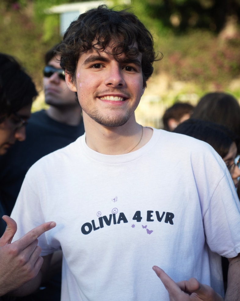 Olivia Rodrigo fans in Barcelona 14