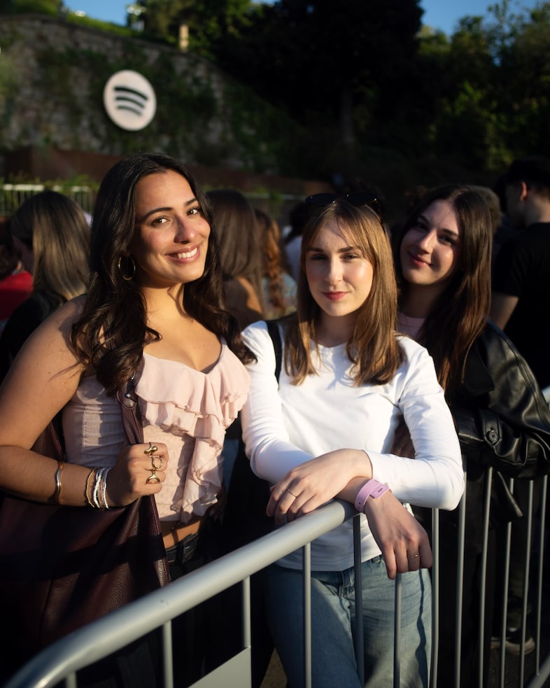 Olivia Rodrigo fans in Barcelona 15