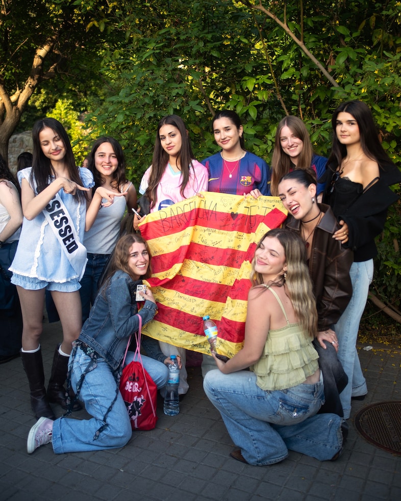 Olivia Rodrigo fans in Barcelona 17