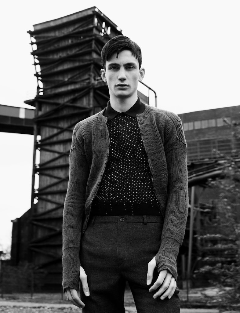  IBRA wears cardigan from THE VINTAGE SHOWROOM; po 9