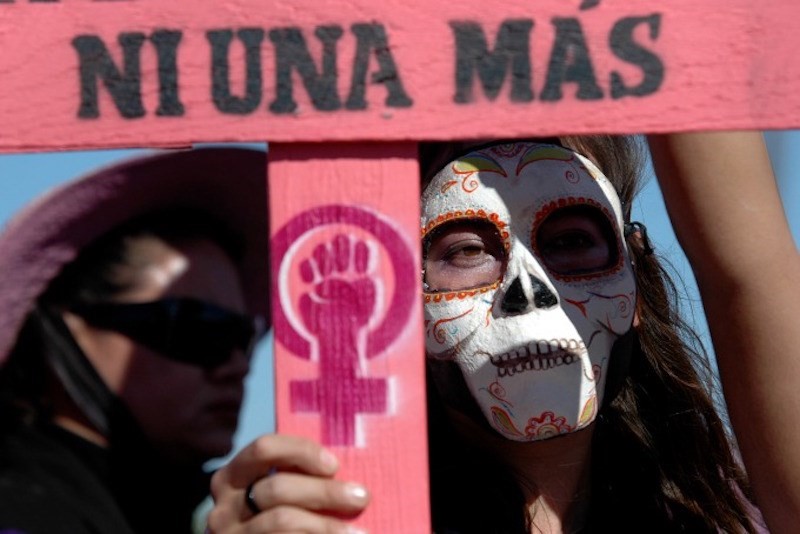 Una-mujer-protesta-contra-el-asesinato-de-mujeres-
