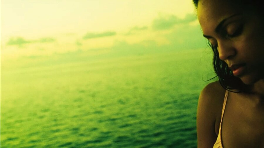 THE_MIRROR_BETWEEN_US_07 6