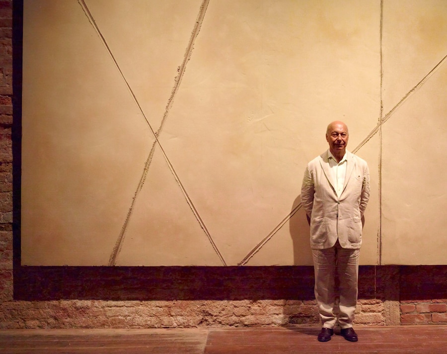 23_30.-portrait-of-axel-vervoordt-in-front-of-sams 7