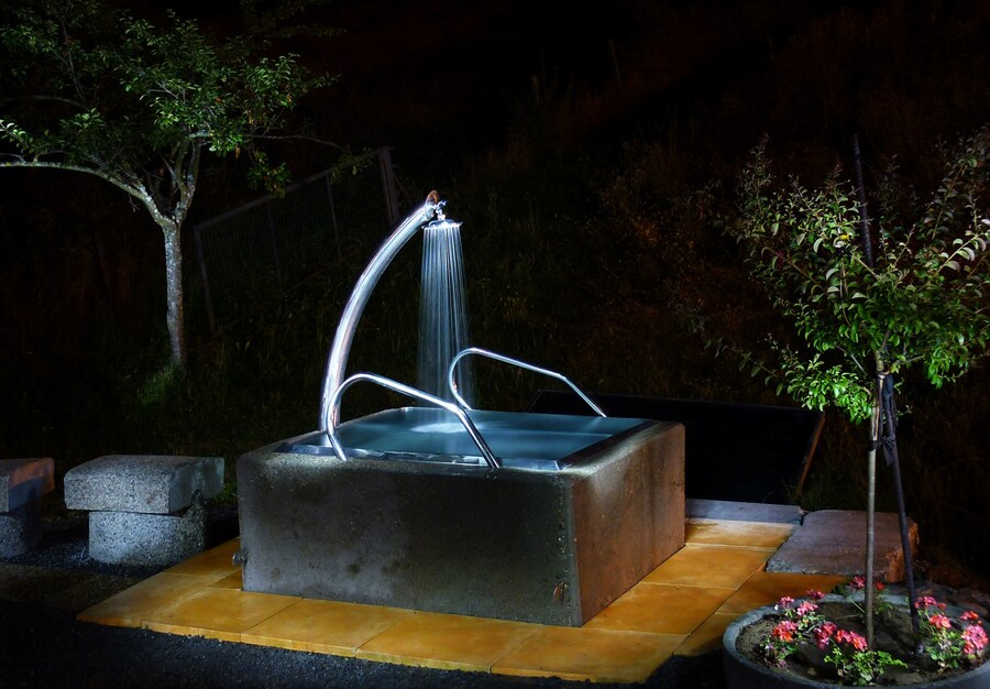 Decharging Spa in wifi refugee camp 10