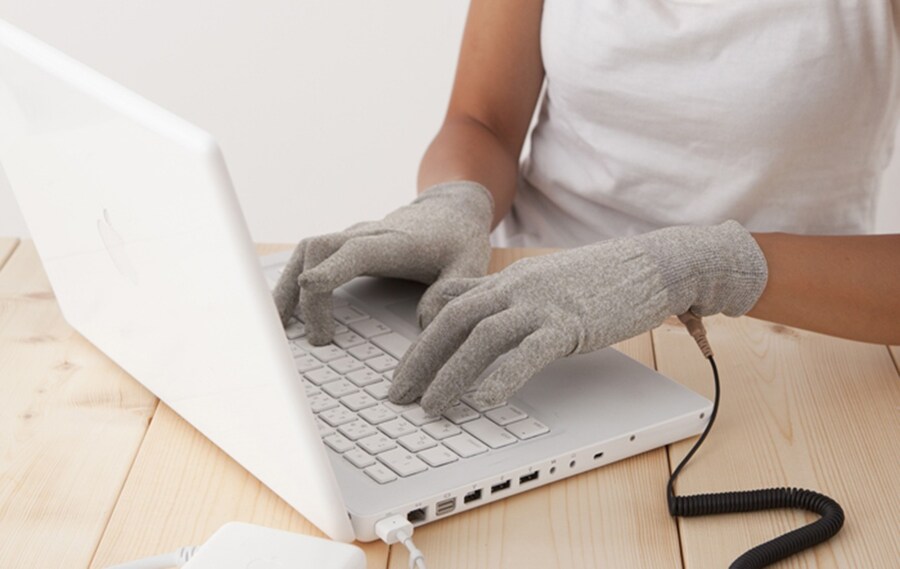 Grounding iGloves 13