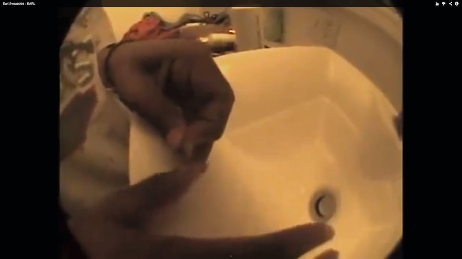  Dismembering his own fingernail in &quot;Earl&quot; 0