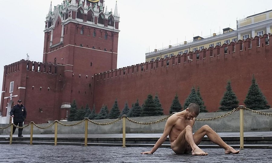 Pyotr-Pavlensky-sits-on-pavestones-of-Red-Square-d