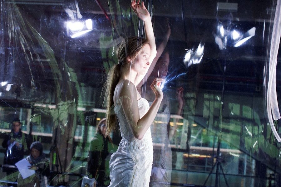 iris_van_herpen_installation_aw14_by_louise_damgaa 6
