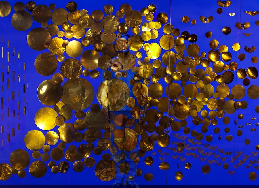 Liu Bolin - Hiding in Colombia - Gold Museum 2