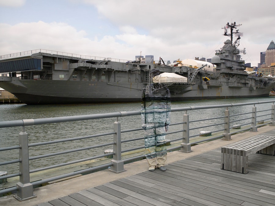 Liu Bolin - Hiding in New York No.6 - Intrepid 4