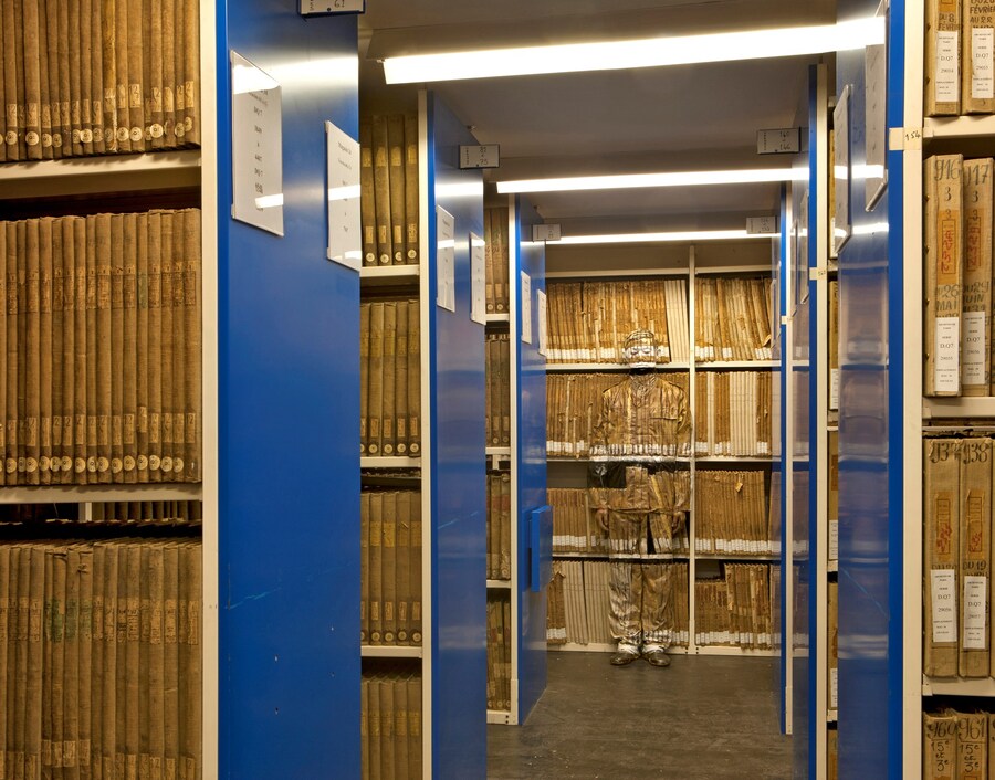 Liu Bolin - Hiding in Paris No.6 - Archives 5