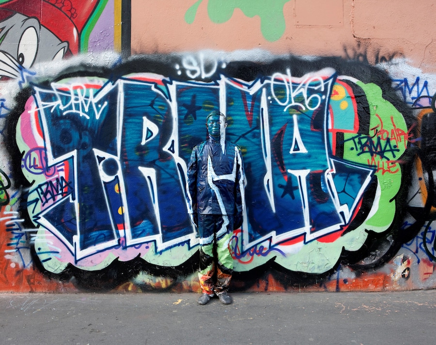 Liu Bolin - Hiding in Paris No.7 - Graffiti 6