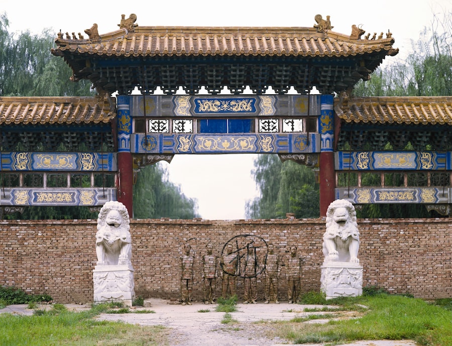 Liu Bolin - Hiding in the City No.76 - Demolition 15