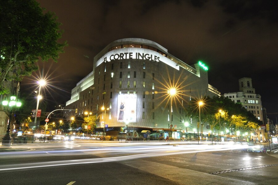 plaza-catalunya-el-corte-ingles-barcelona-spain