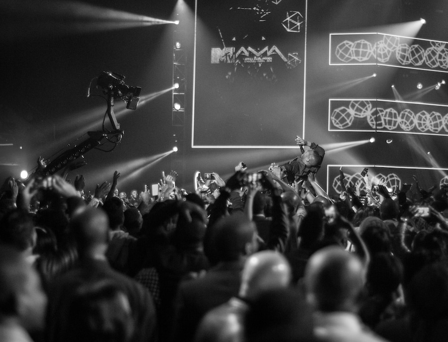 Marlon Wayans crowdsurfing 10