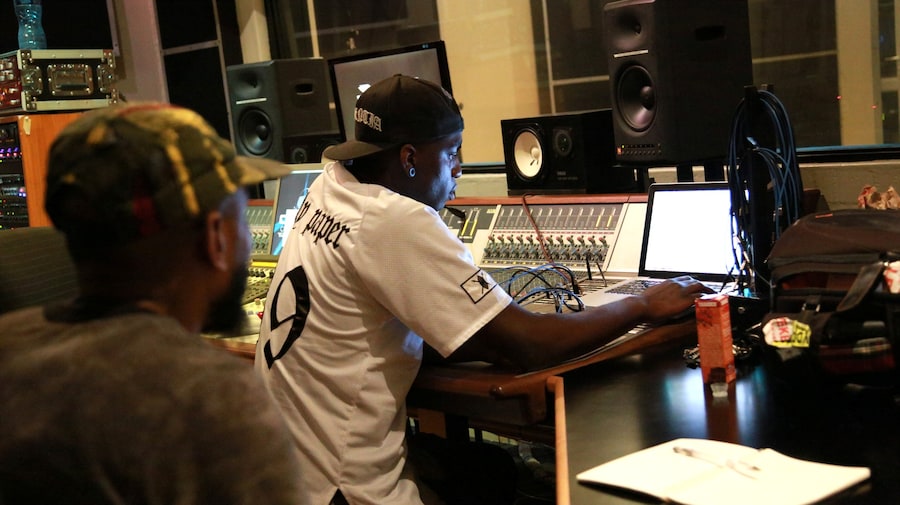 Yannick and Mos Def working in the studio 0