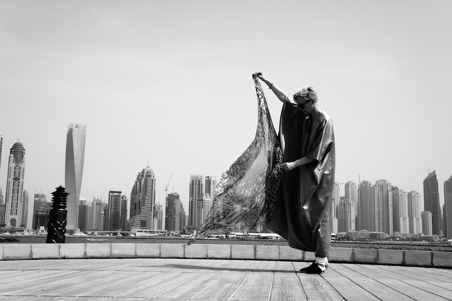 Tilda Swinton in Dubai by Amanda Harlech (4) 4