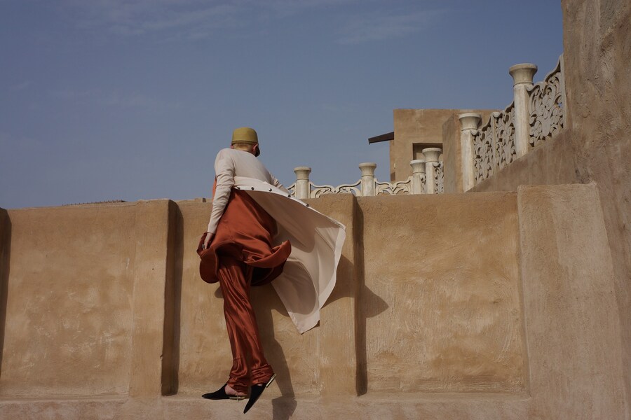 Tilda Swinton in Dubai by Amanda Harlech (9) 11