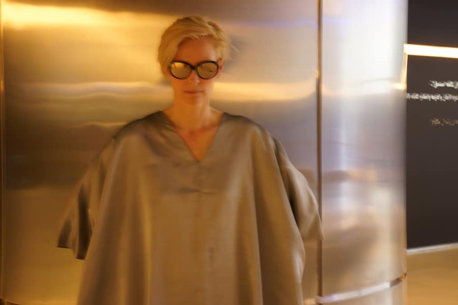 Tilda Swinton in Dubai by Amanda Harlech (15) 10
