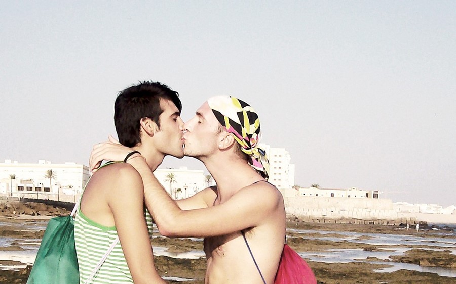 Homosexual_couple_kissing_in_Andalusia