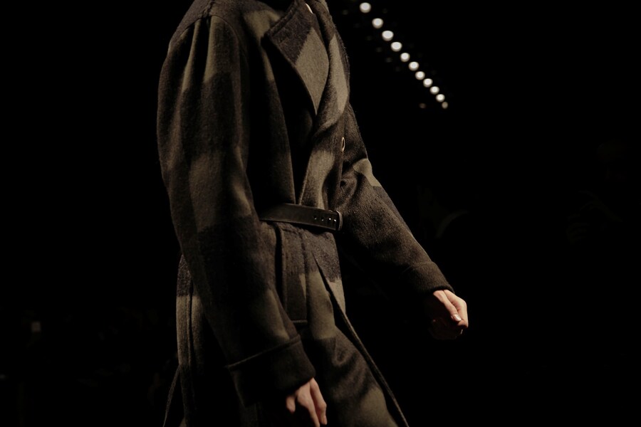 Salvatore Ferragamo AW15 Runway Check Gray Detail Coat 26