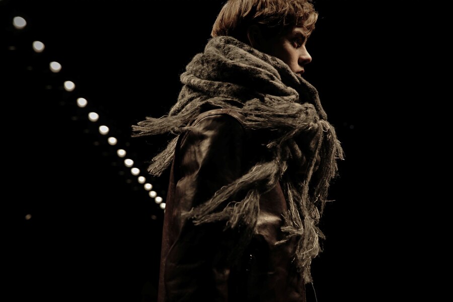 Salvatore Ferragamo AW15 Runway Detail Scarf Gray Runway 33