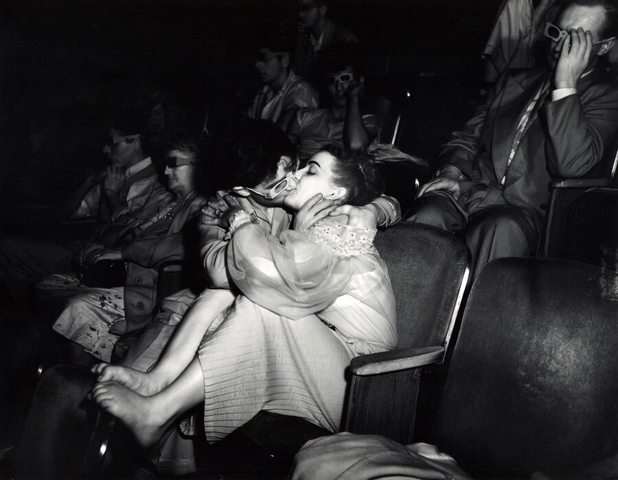 Weegee, Lovers in 3D glasses in the palace theatre 1