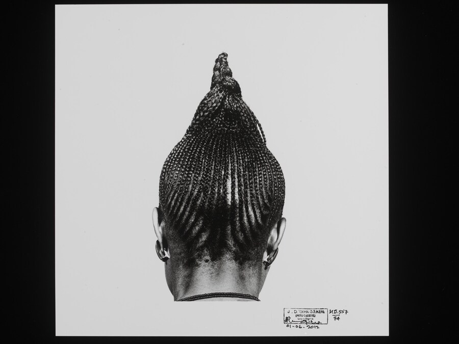 J.D &#39;Okhai Ojeikere, from the series Hairstyles&#39; staying 5