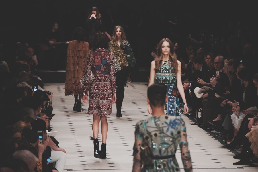 Burberry Prorsum AW15 Womenswear runway Dazed finale 70s 29