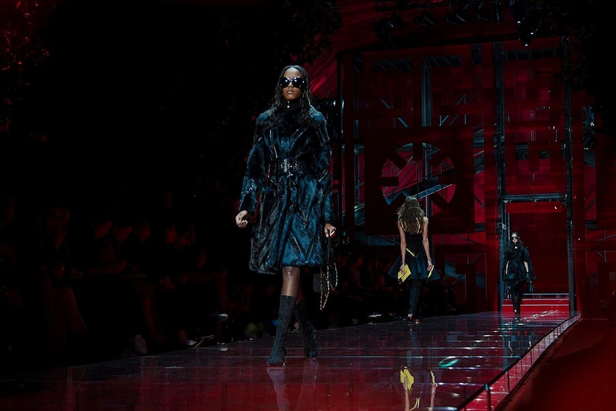 Versace AW15 Dazed runway womenswear deep blue faux fur 17