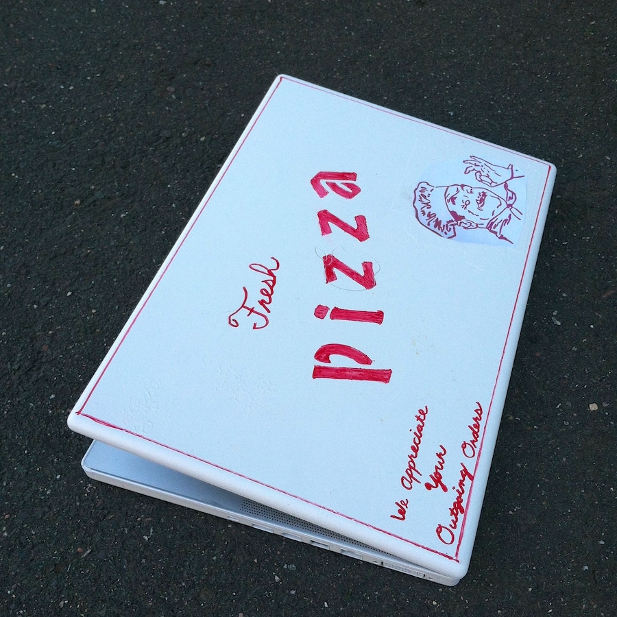 Gordon Holden &quot;Macbook as Pizza Box&quot; 17