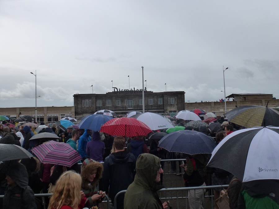 Dismaland-queue-2 16