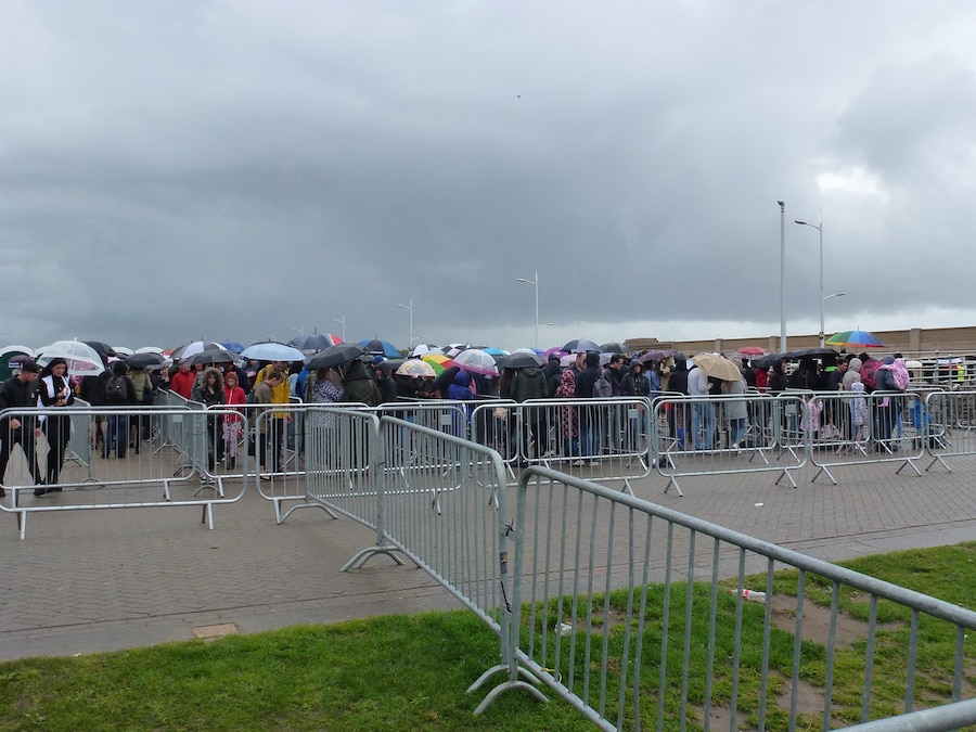 Dismaland-Queue 17