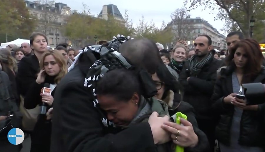 Blindfolded Muslim asks citizens of Paris for trust
