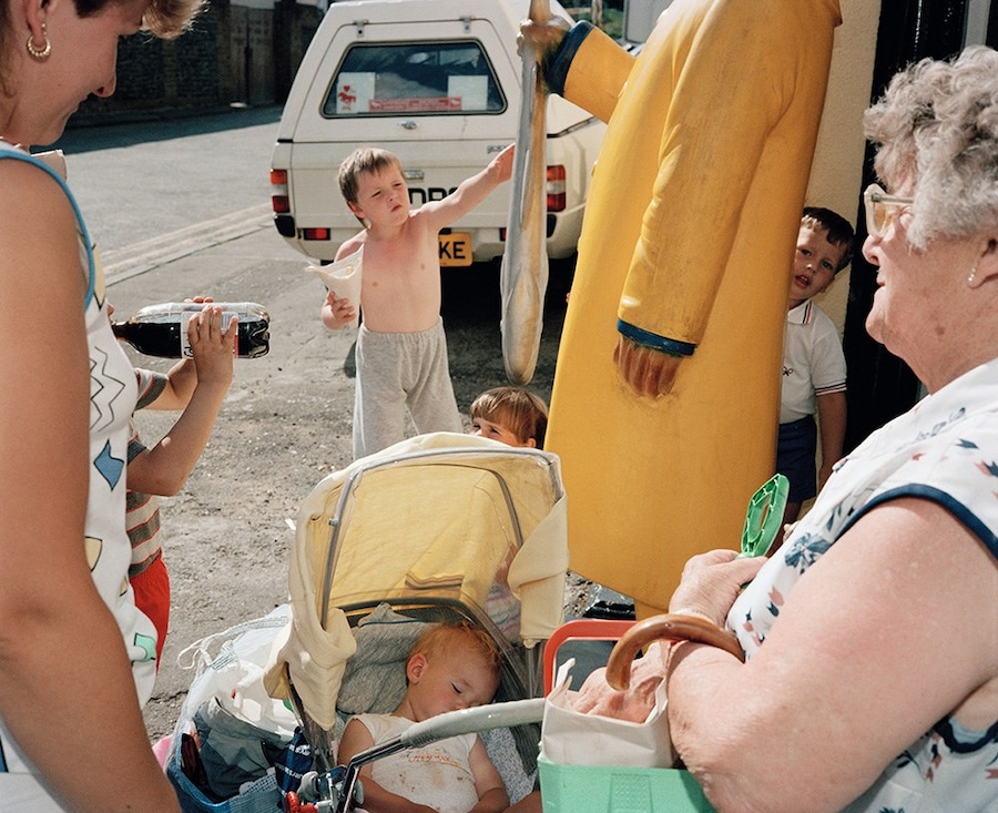 Holidaymakers outside a fish shop 7