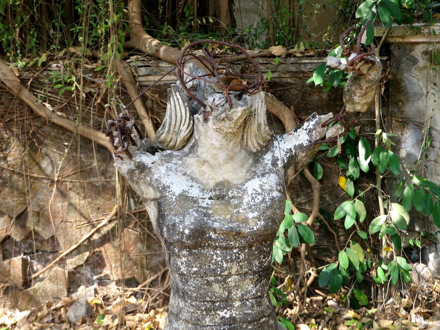 Decapitated statue 5