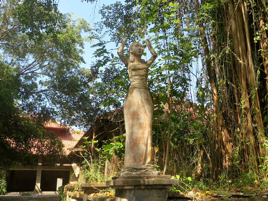 Statue 12
