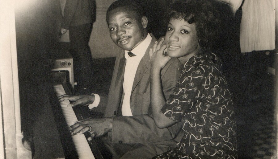 Mustapha Sakho au piano avec une amie, La Havane 1 10