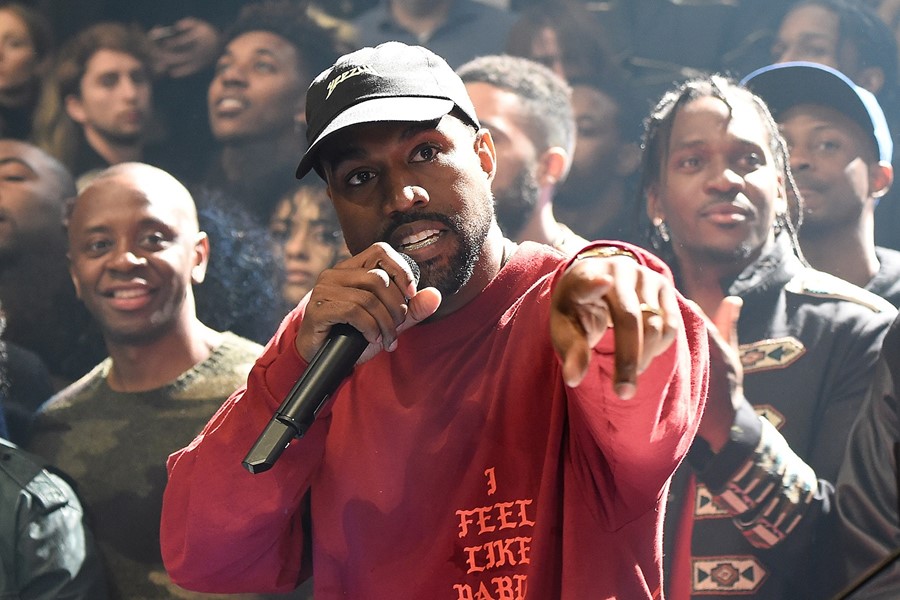 kanye-west-weeby-award-artist-of-the-year-0