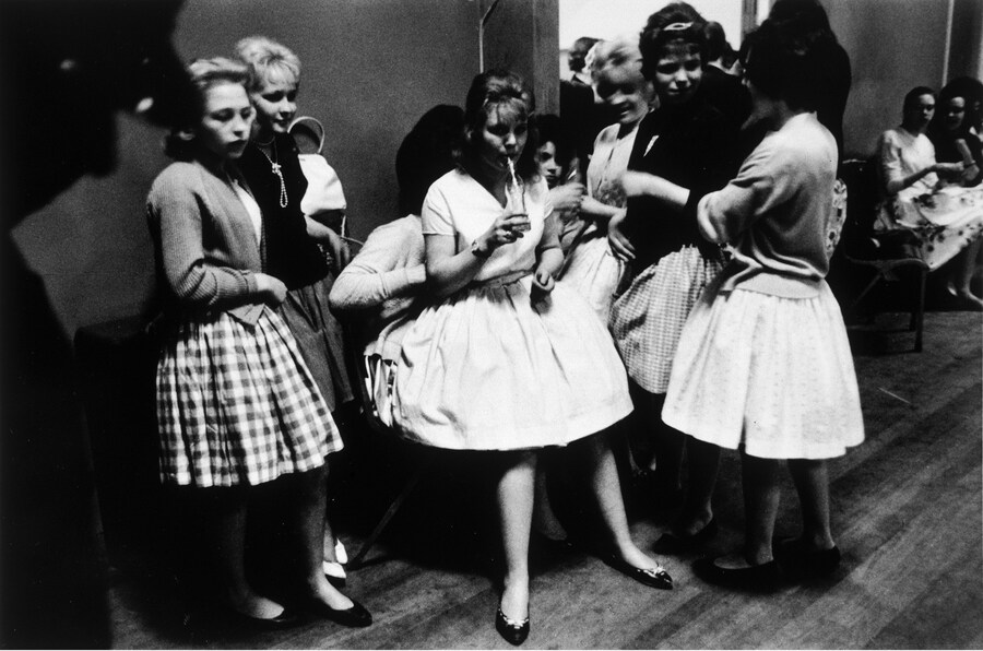 05_PressImage l Roger Mayne, 'teenage night' at a 1