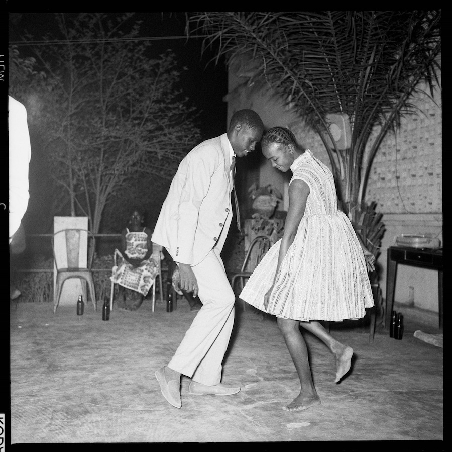 4. Malick Sidibé, Nuit de Noël (Happy-club), 1963 1