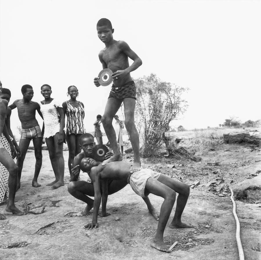 5. Malick Sidibé, Pique-nique à la chaussée 2