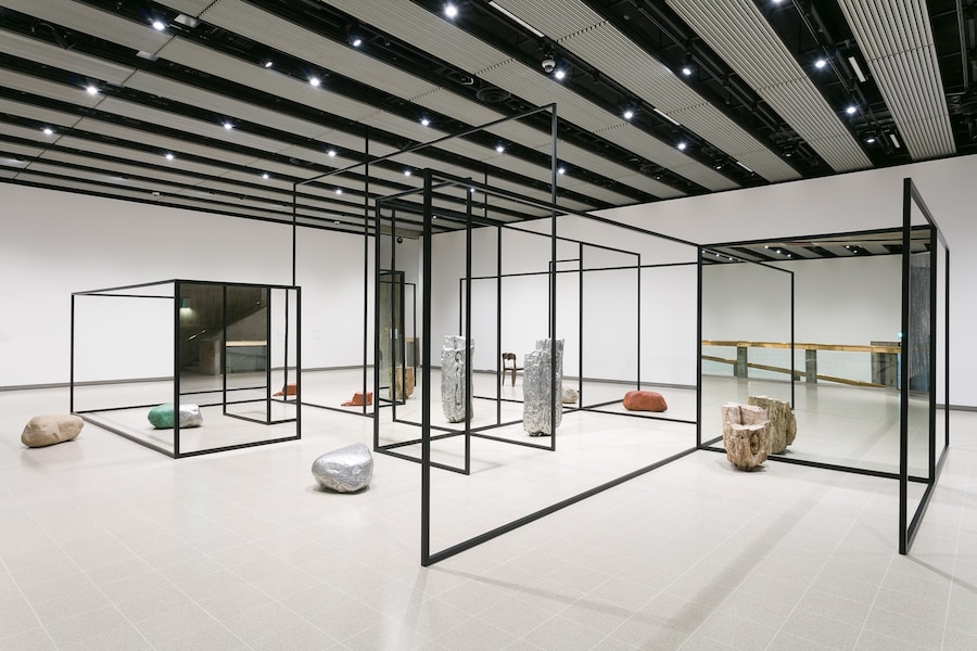 Installation view of Alicja Kwade_ WeltenLinie, 20 4