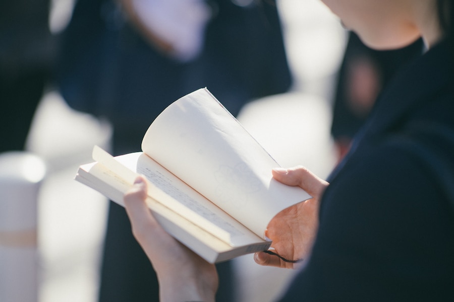 joseph-chan-256778-unsplash reading book