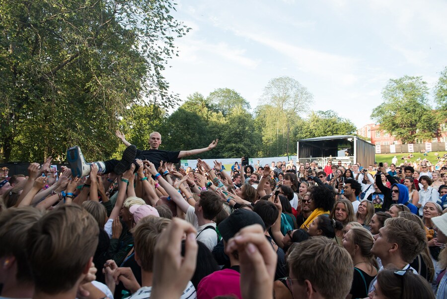 Pen Gutt crowd surfing at &#216;ya Festival 1