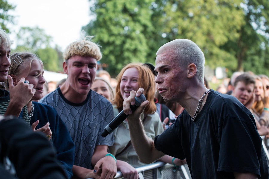 Pen Gutt sings to the crowd at &#216;ya Festival 3