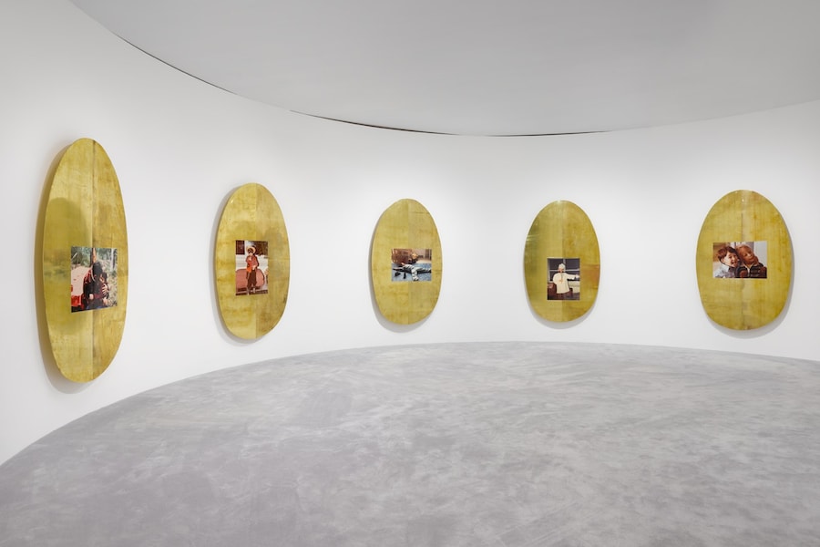 Jordan Wolfson’s ARTISTS FRIENDS RACISTS 0